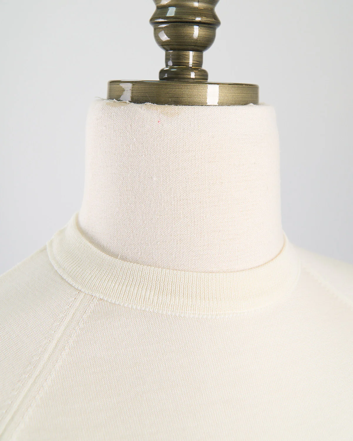 Elegant All-Season Fine Merino Crewneck - Image 4