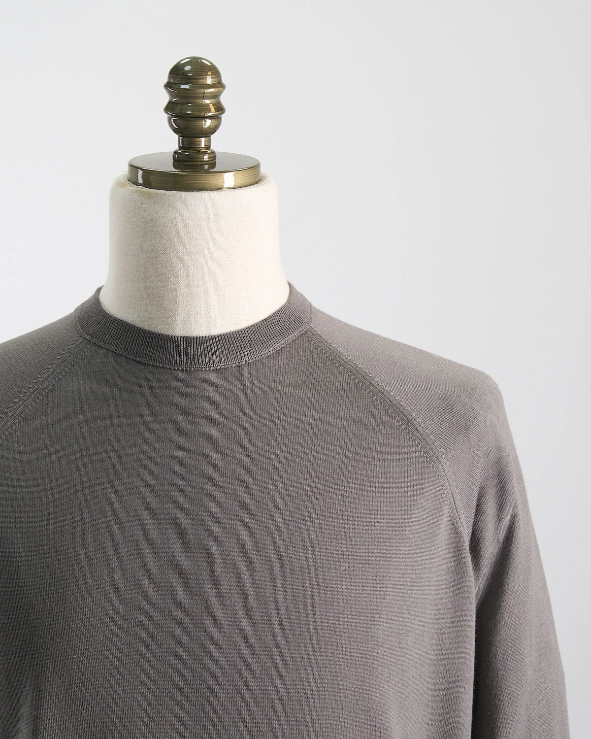 Elegant All-Season Fine Merino Crewneck - Image 4