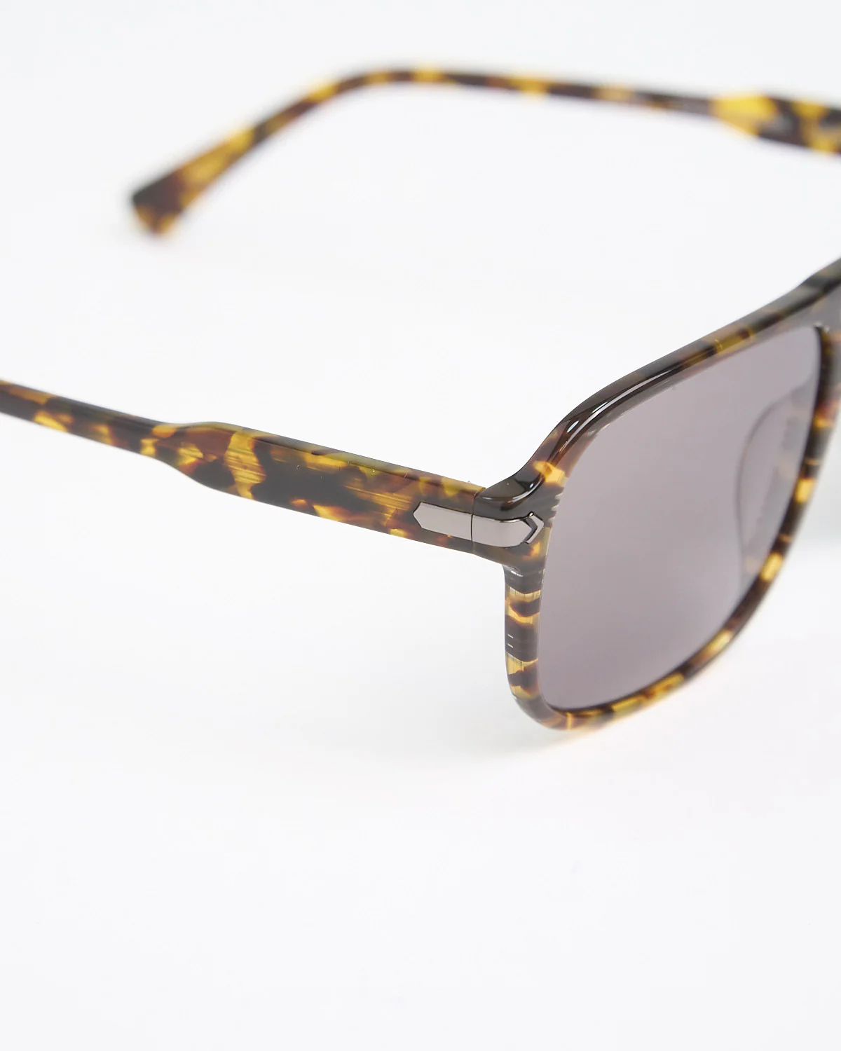 Striped Tortoise Aviator SJV553 Sunglasses - Image 5