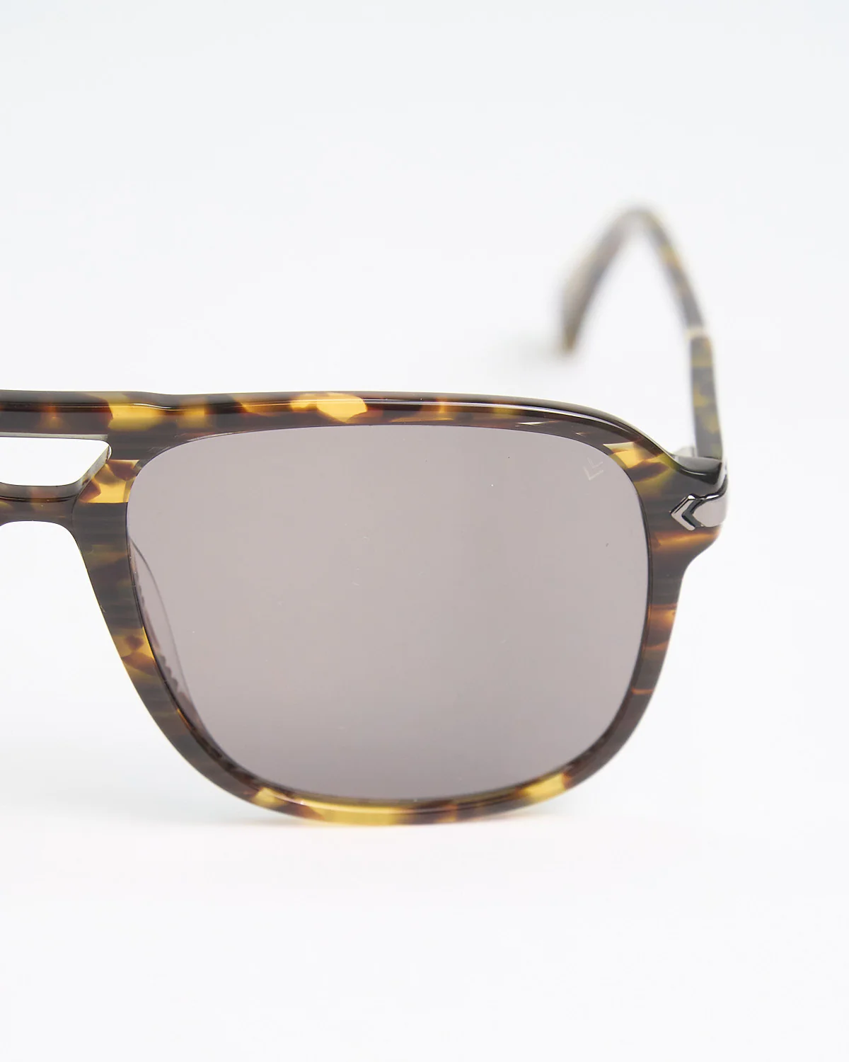 Striped Tortoise Aviator SJV553 Sunglasses - Image 6