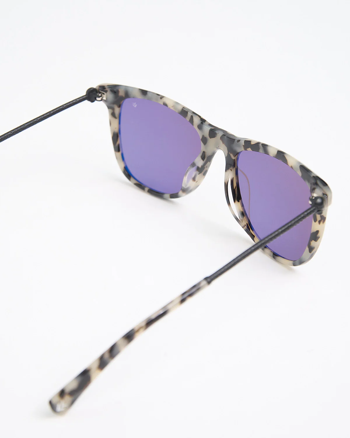 Tortoise Frame Classic Semi-Rounded V544 Sunglasses - Image 2
