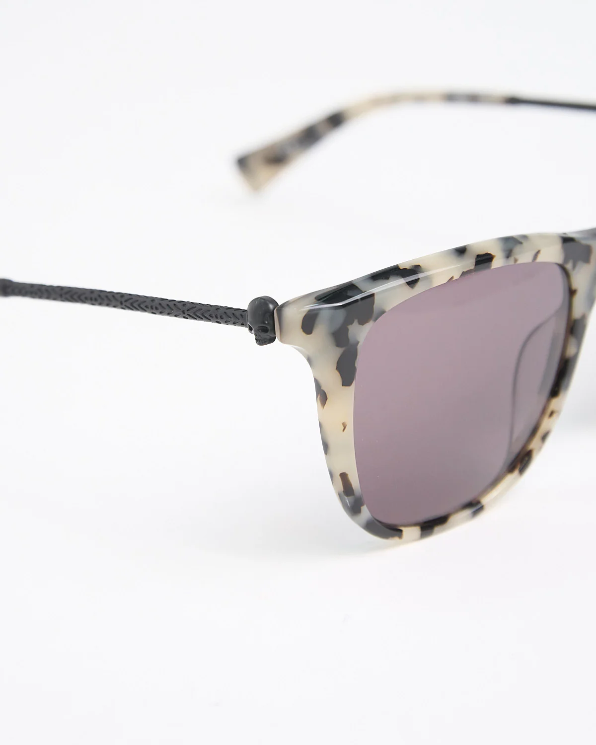 Tortoise Frame Classic Semi-Rounded V544 Sunglasses - Image 4